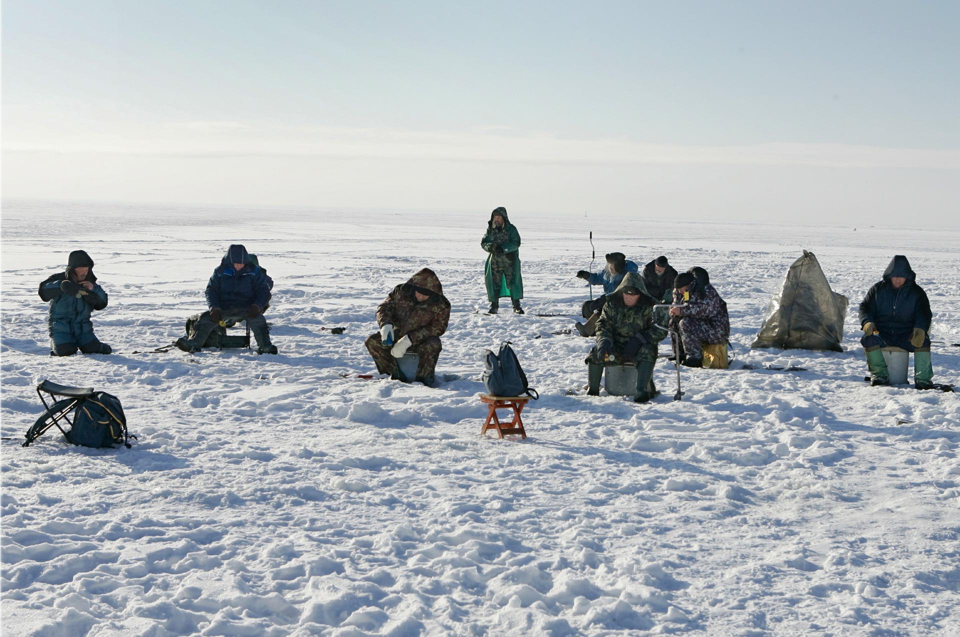 Сот рыбак. Зимняя рыбалка. Рыбаки на льду. Рыбак зимой. Рыбаки на рыбалке зимой.