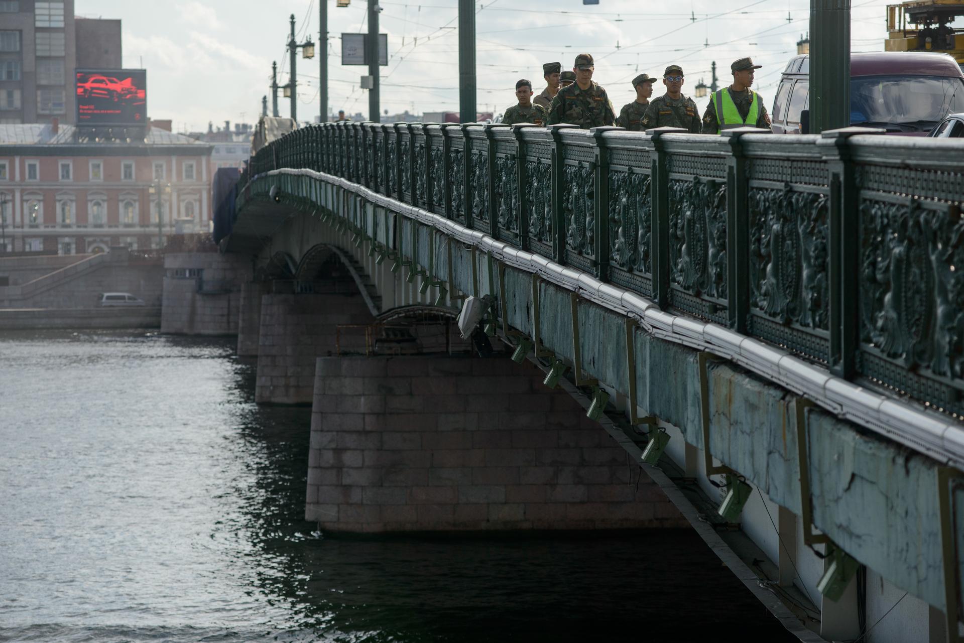 Расширяют мост. Ленинград Литейный мост. Движение по литейному мосту. Трамвай по литейному мосту. Расширение литейного моста.