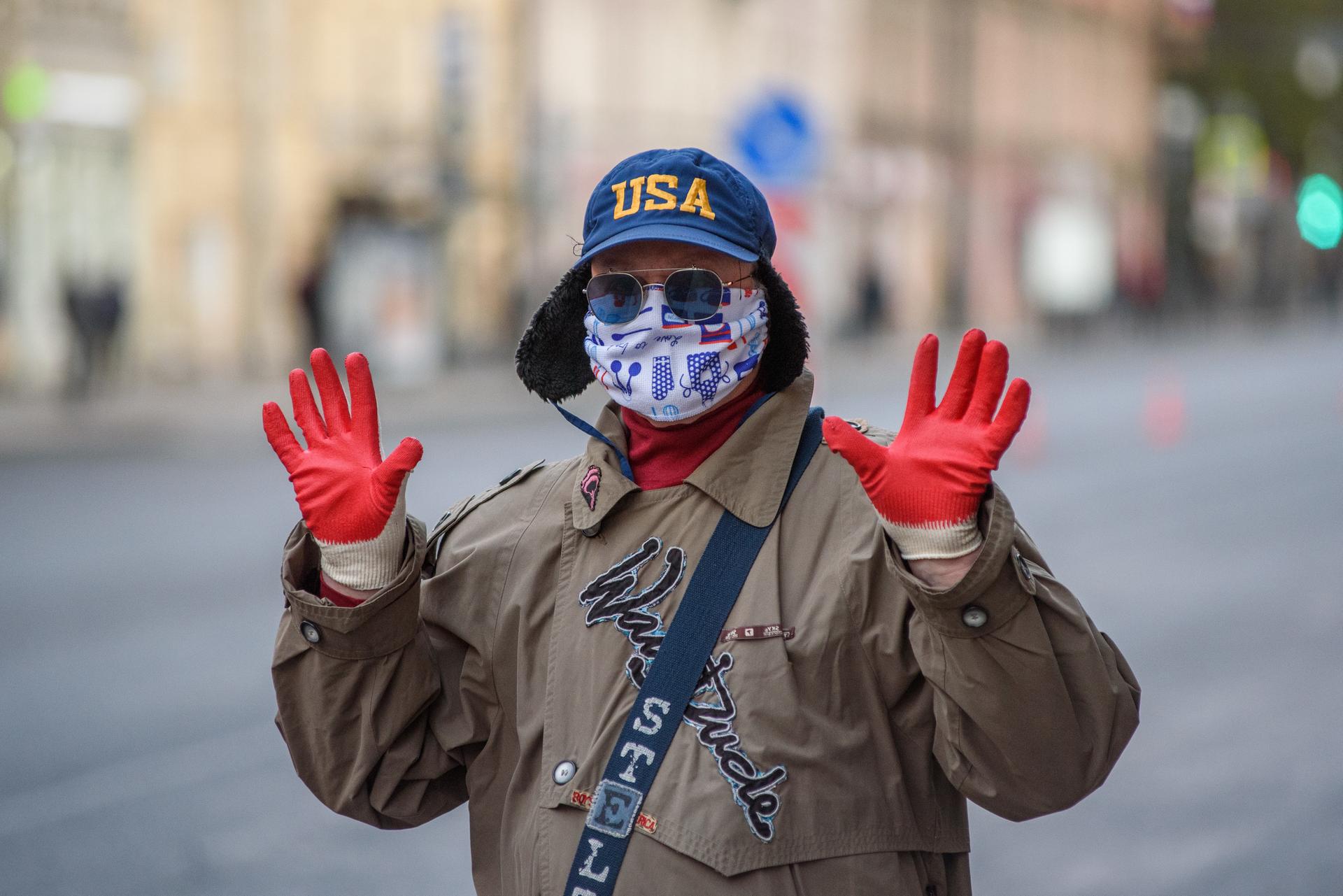 Перчаточный режим отменили в СПБ. Фото Беглова в маске и перчатках.