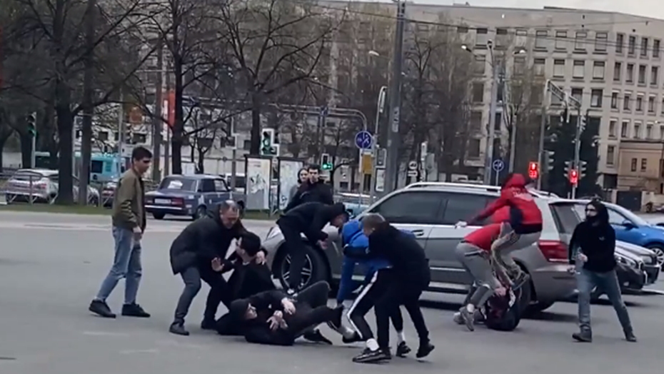 Околофутбольщики подрались на площади Мужества. Лев против околофутбольщика