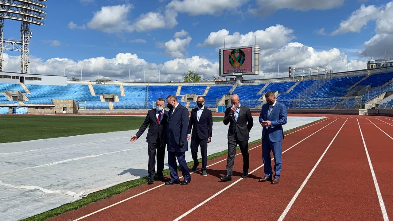 Петровск стадион. Беглов футбол. Беглов посетил бассейн 2020. Беглов спорт.