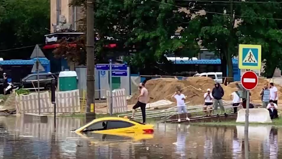 В Москве после сильного дождя затопило улицы и проезжие части | Новости общества