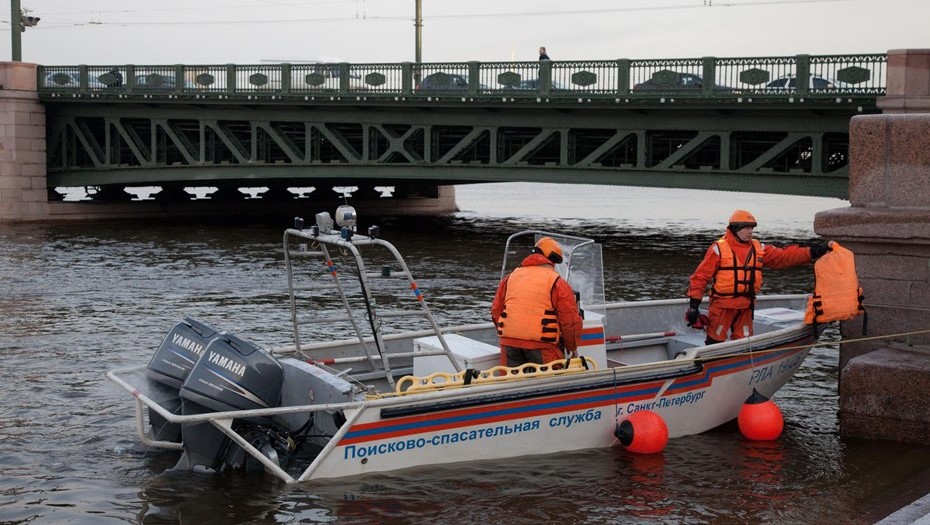 МЧС на воде СПБ. Утонул ресторан в СПБ. Петербург утонули