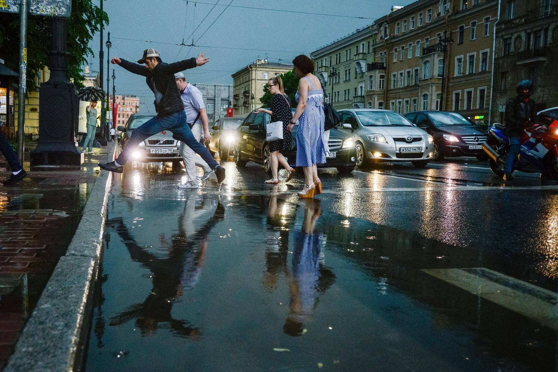 Вода на улице москва. Ливень в Петербурге. Летний дождь в Питере. Ливень в городе. Ливень дождь СПБ.