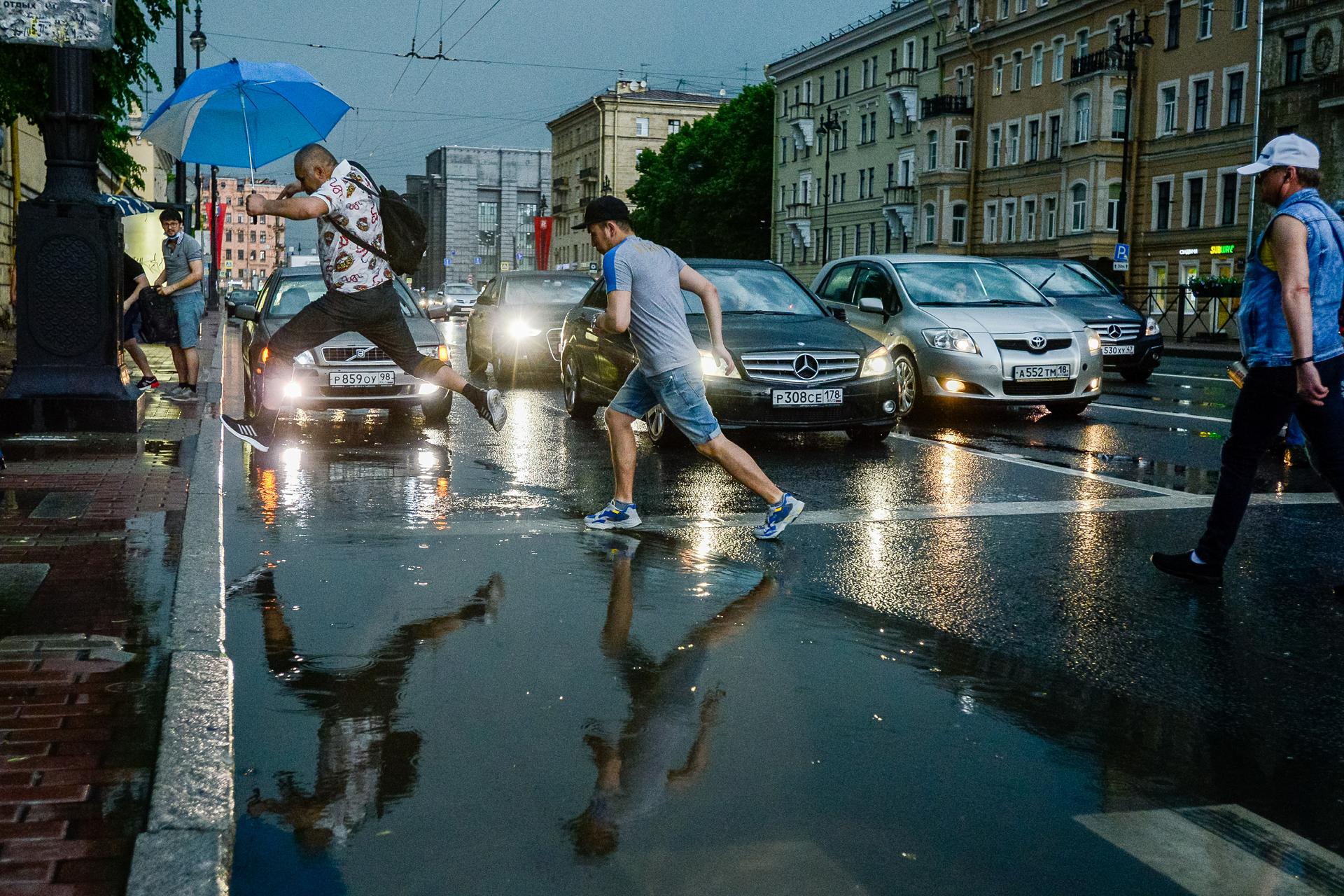 Когда начнется дождь в спб. Дождь в СПБ. Дождь циклон. Дождь зонт Петербург. Пасмурное лето в СПБ.