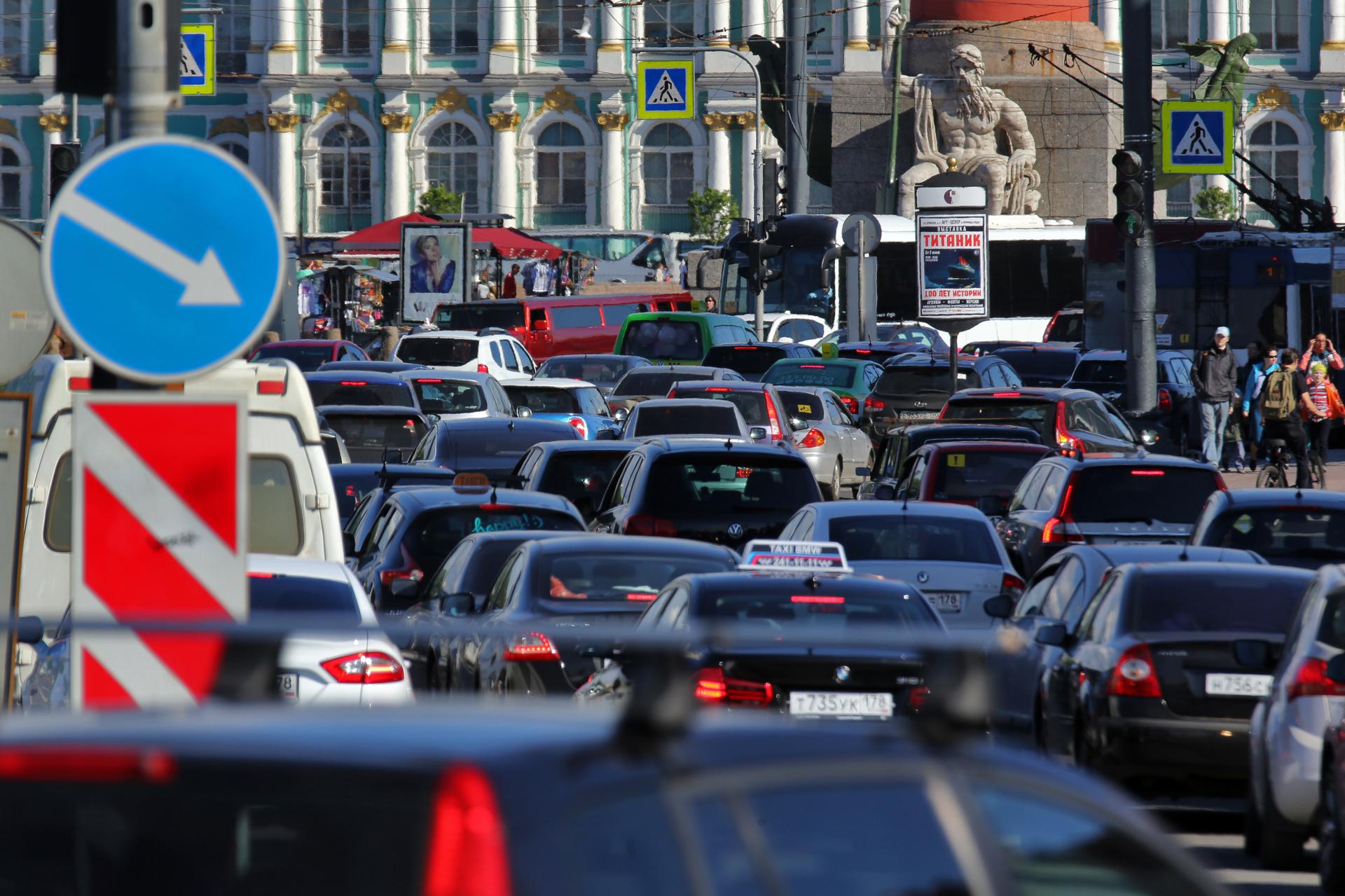 Какие обстановки на дороге. Пробки в Санкт-Петербурге. Автомобильная пробка. Пробки в Питере. Пробка машин СПБ.