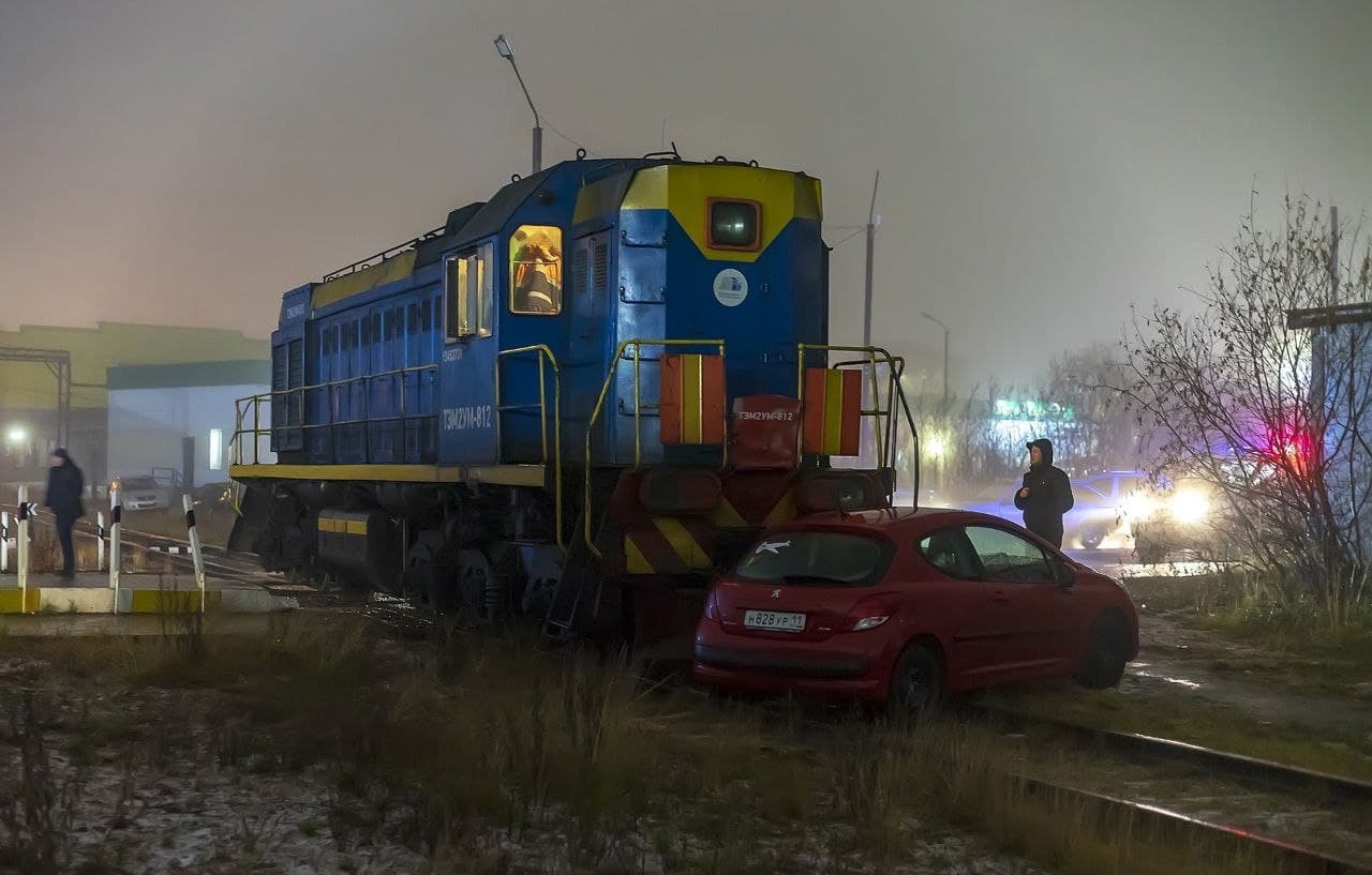 На переезде в Коми автомобиль попал под тепловоз, водитель получил травмы