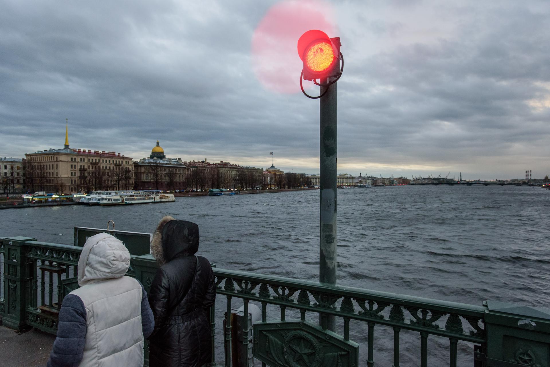 Заканчиваться питер. Осенний Питер. Штормовое предупреждение в Питере. Осень в Питере. Питер осенью.