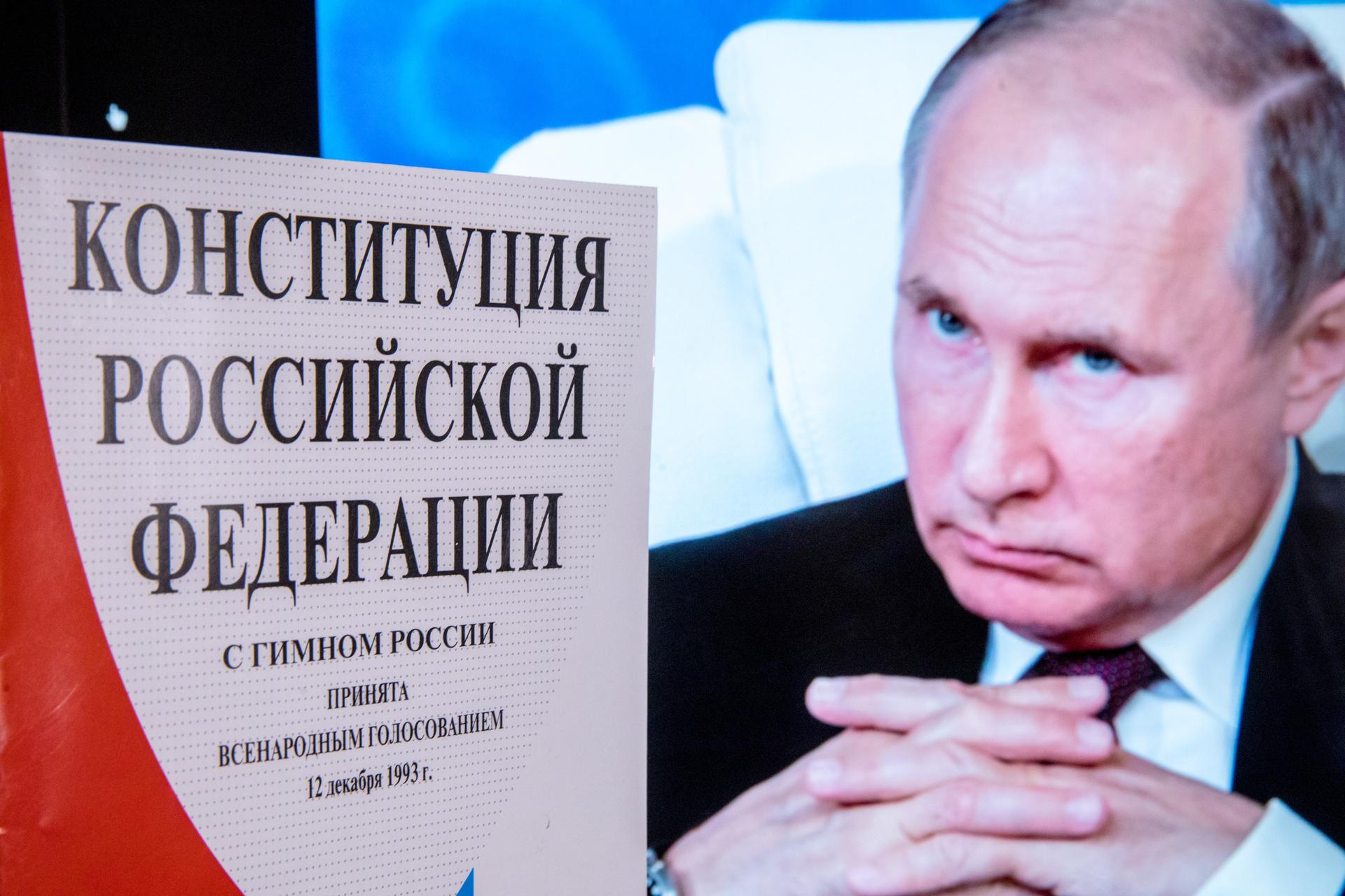 Поправка про президента. Рука Путина на Конституции.
