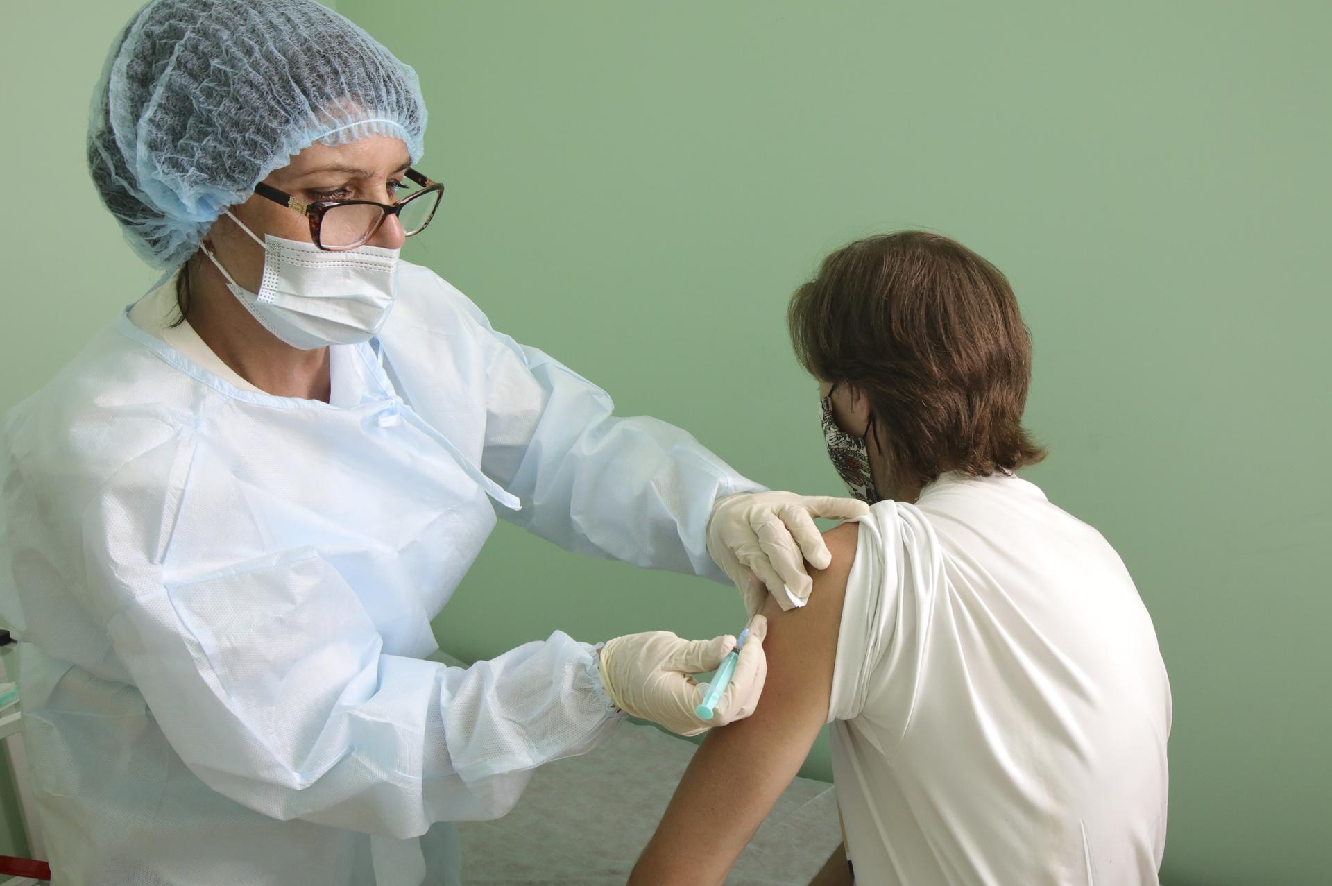 Медиков призывают медиками. «Параллельная» вакцинация. Фото вакцинация от коронавируса. Спутник вакцина от коронавируса. Как призывают медработников.