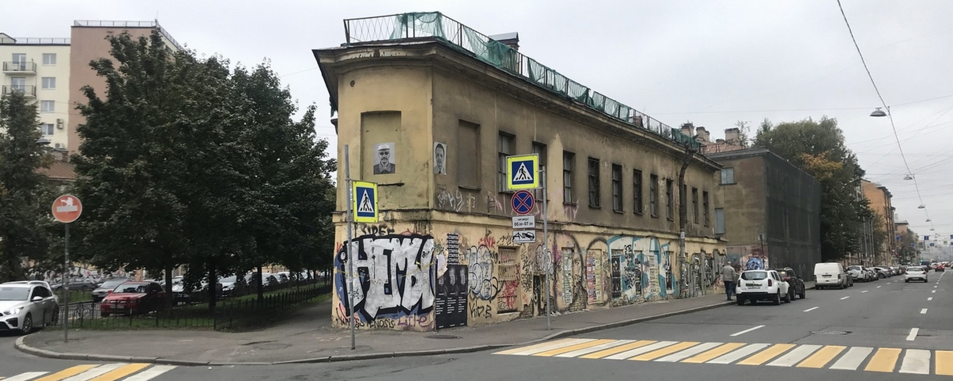 В центре Петербурга загорелось двухэтажное здание-памятник