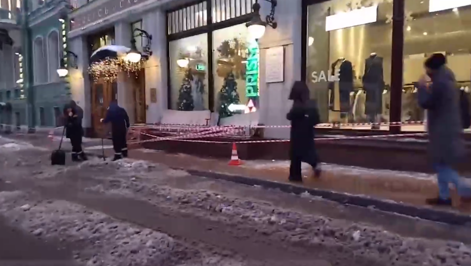 В питере убило сосулькой. Травма сосулька Смертельная. Женщина упала на набережной мойки. Сосулька упала. Сосульки на мойке.