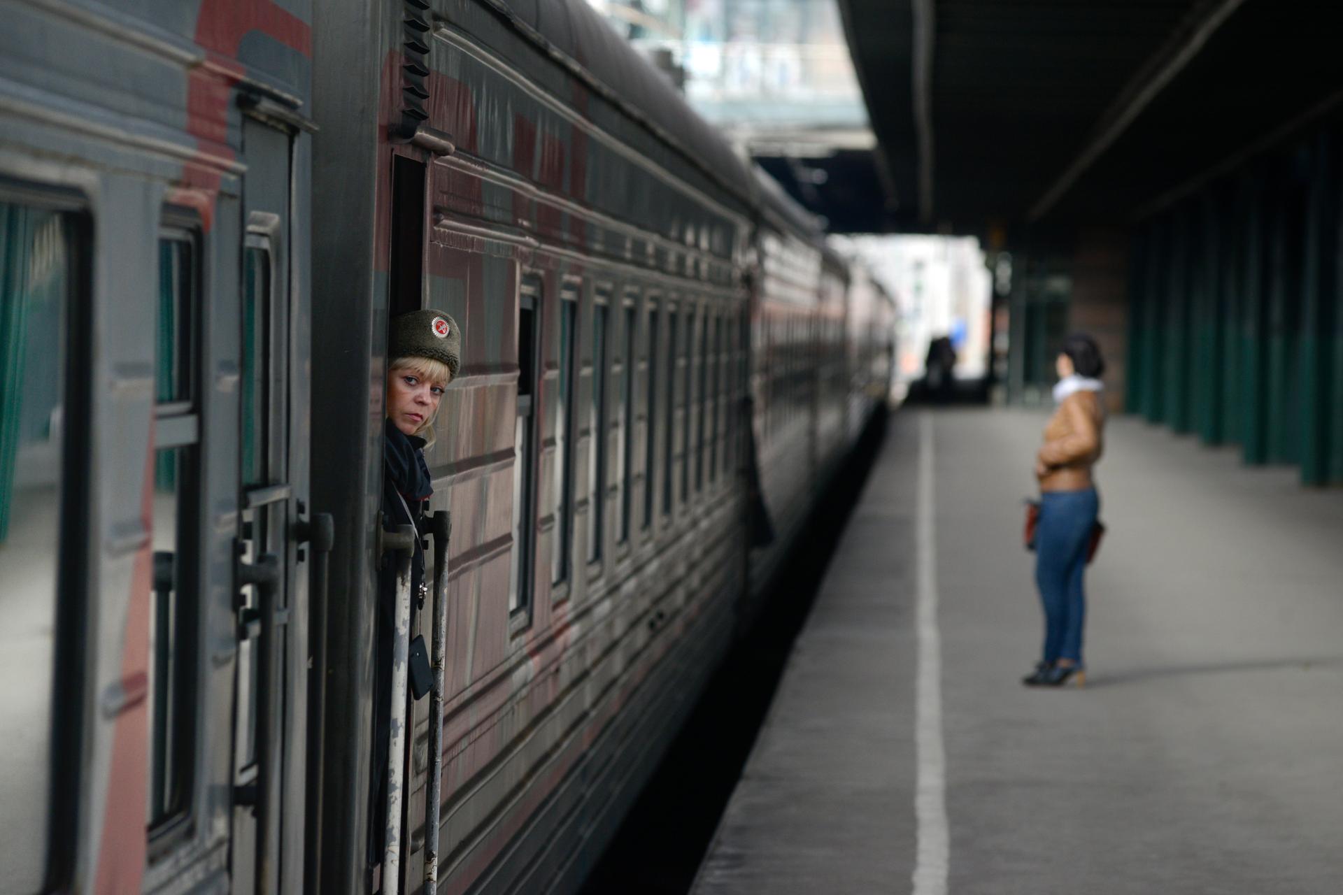 Поезд из Петербурга протаранил стадо коров в Псковской области