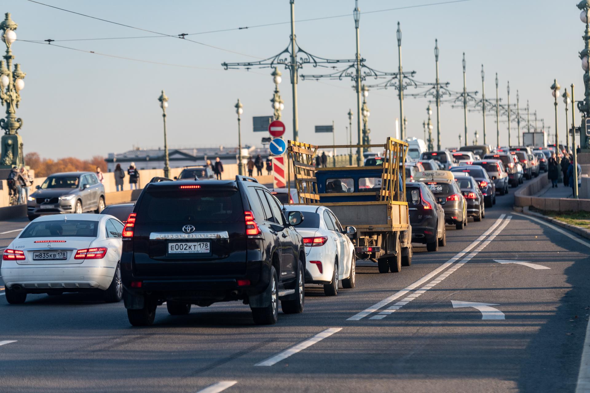 На свободные утром 29 декабря дороги Петербурга вернулись пробки в 7 баллов