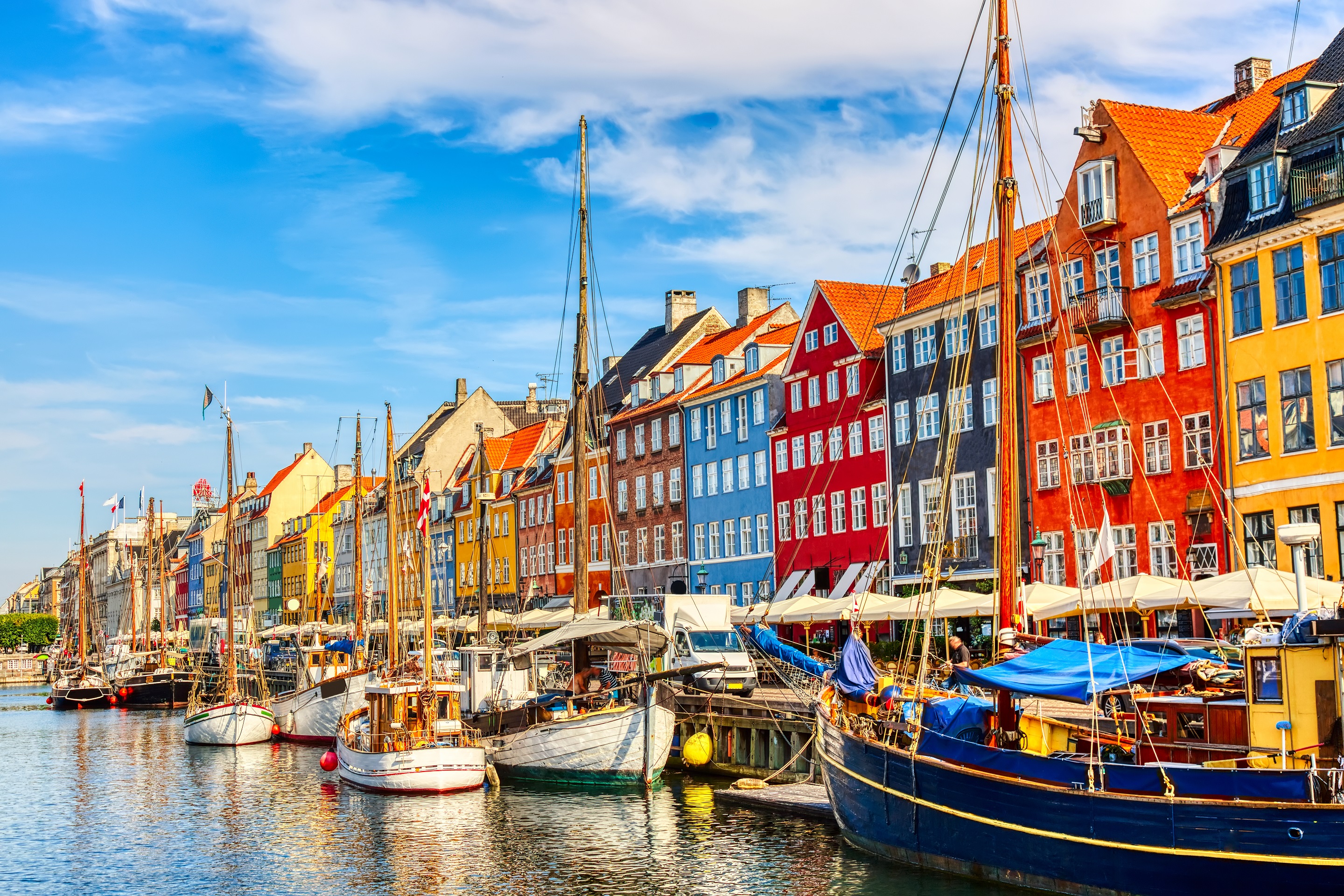Копенгаген. Дания все о стране. Копенгаген и флаг Дании фото. A\S кампания Дании. Danemarca.