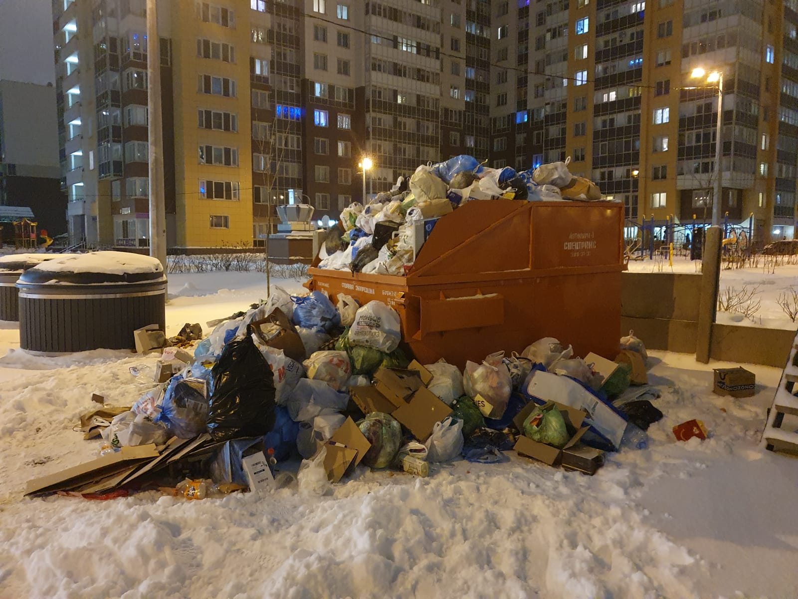 Мусорный коллапс в Петербурге объяснили праздниками и неправильной парковкой