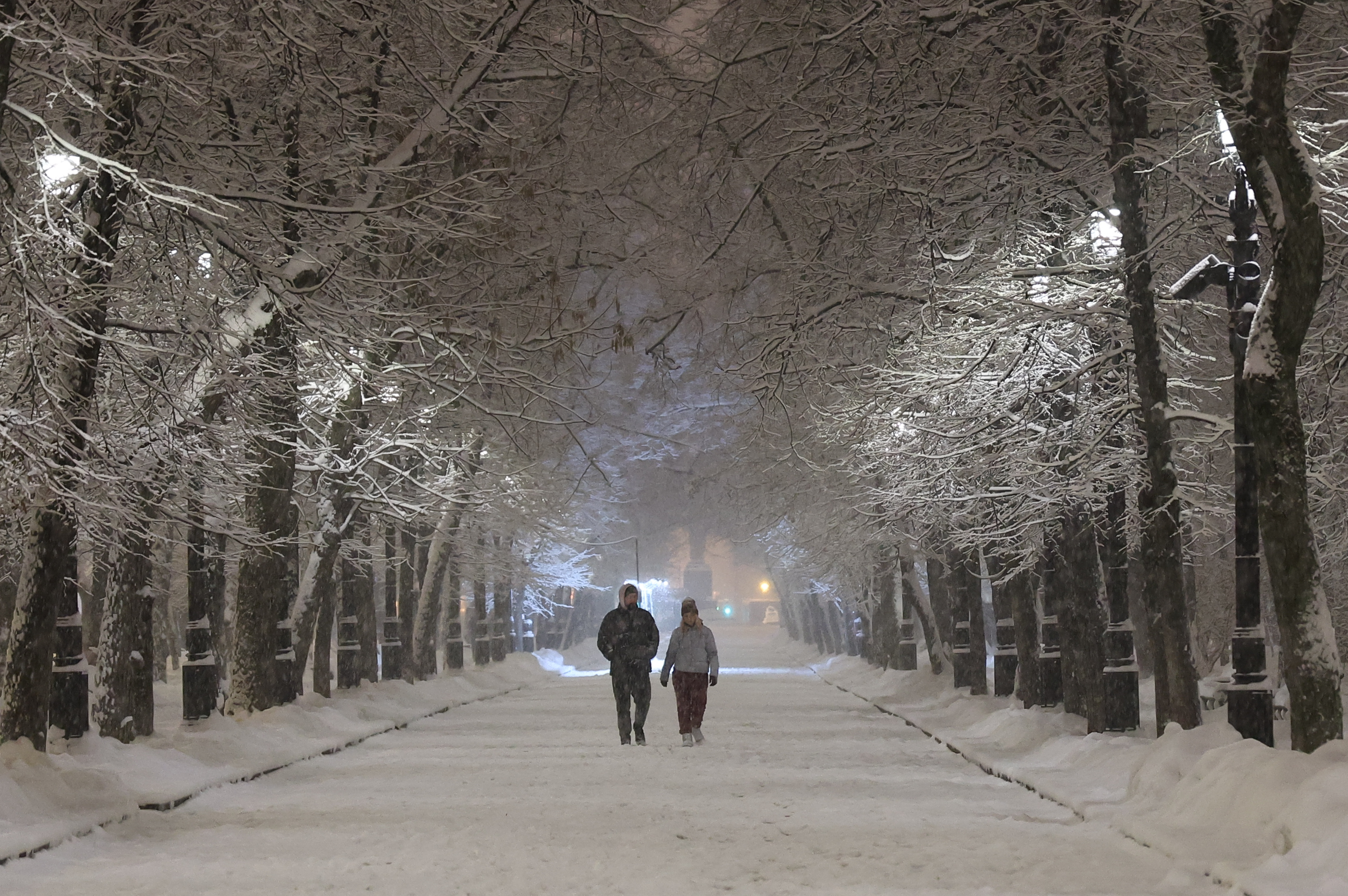 Выйдет января 2023. Зима в Москве. Москва снегопад ночь. Снег в Москве ночью. Россия зимой.