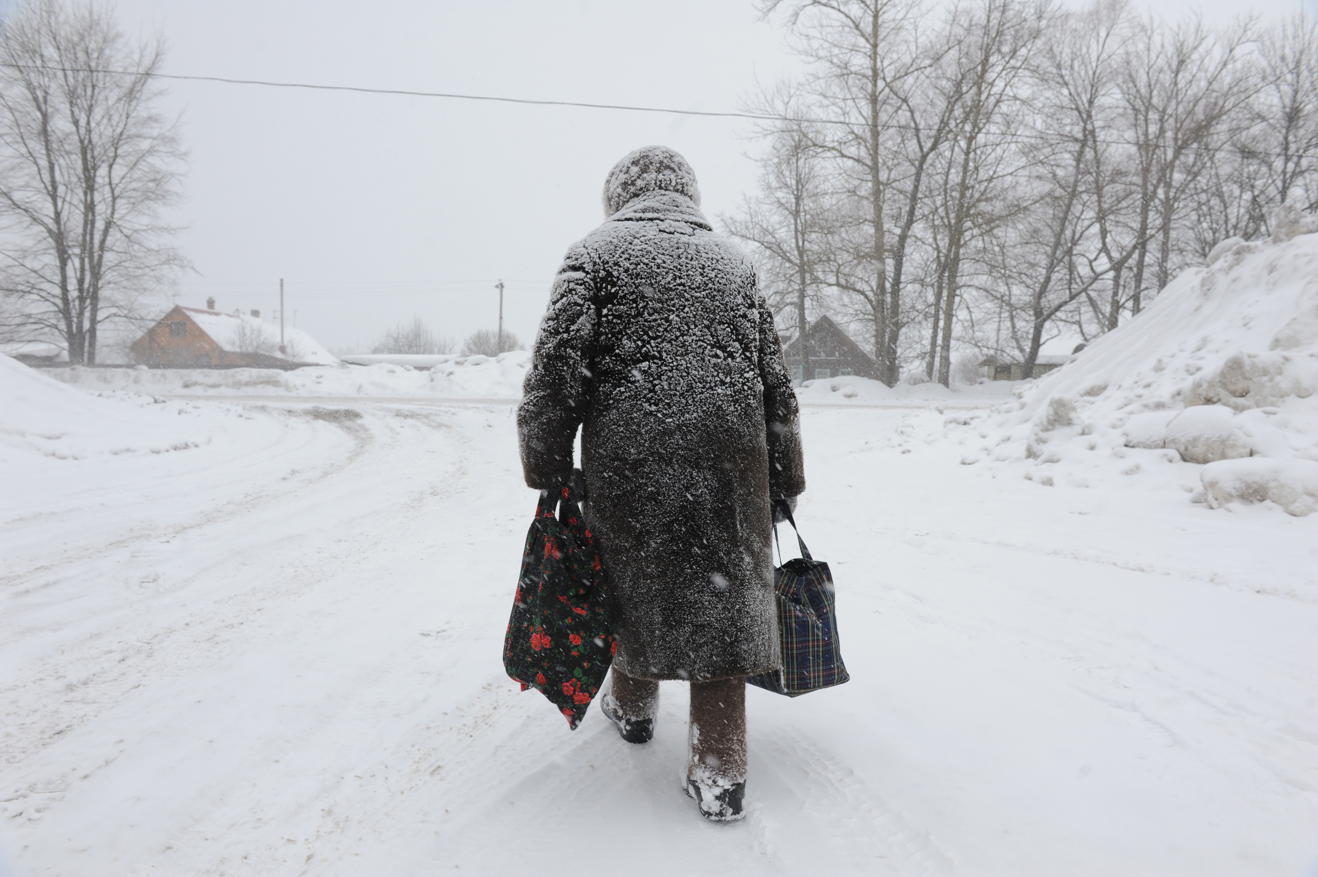 Бабушка на улице зимой