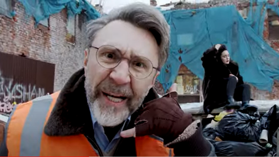 Шнуров в новом клипе высмеял работу петербургских коммунальщиков