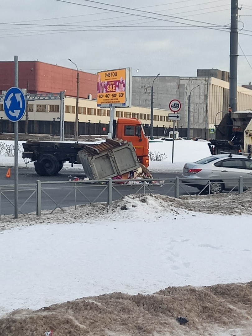 На севере Петербурга мусоровоз уронил пухто с отходами на проезжую часть