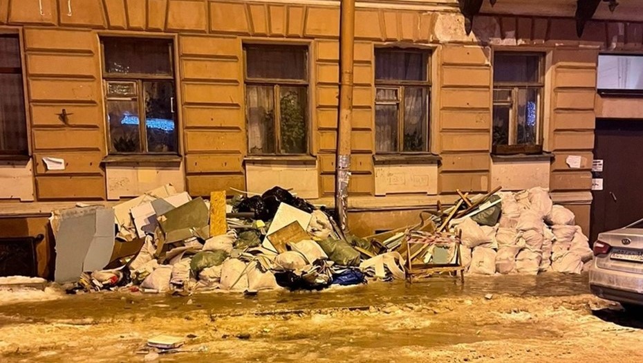 В центре Петербурга тротуар оккупировала гора строительного мусора