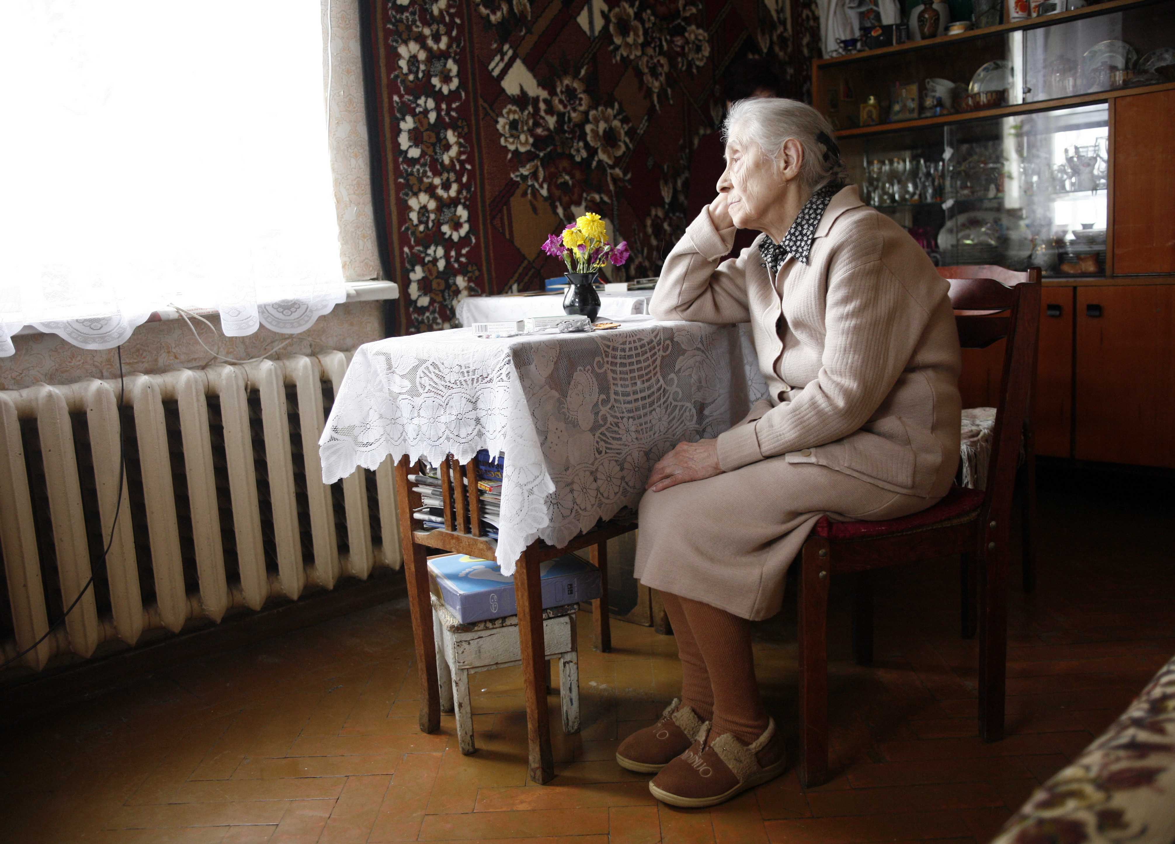 Бабушка мужа и квартира. Одинокий старик. Одиночество пожилых людей. Одинокие старики. Квартира пенсионера.