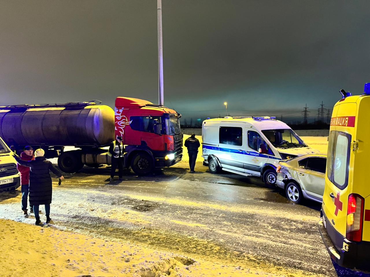 В Петербурге молоковоз протаранил полицейскую машину, приехавшую на место  ДТП