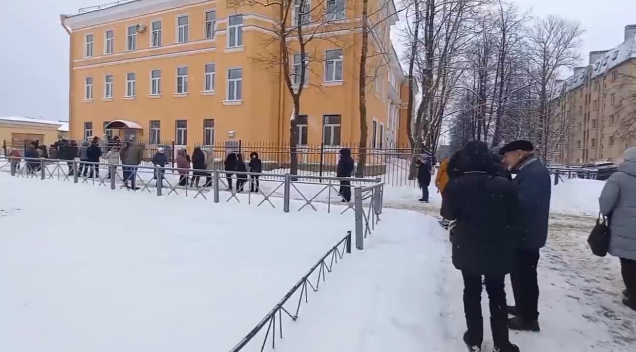 Очереди в поликлиниках Краснодара вытянулись на улицы