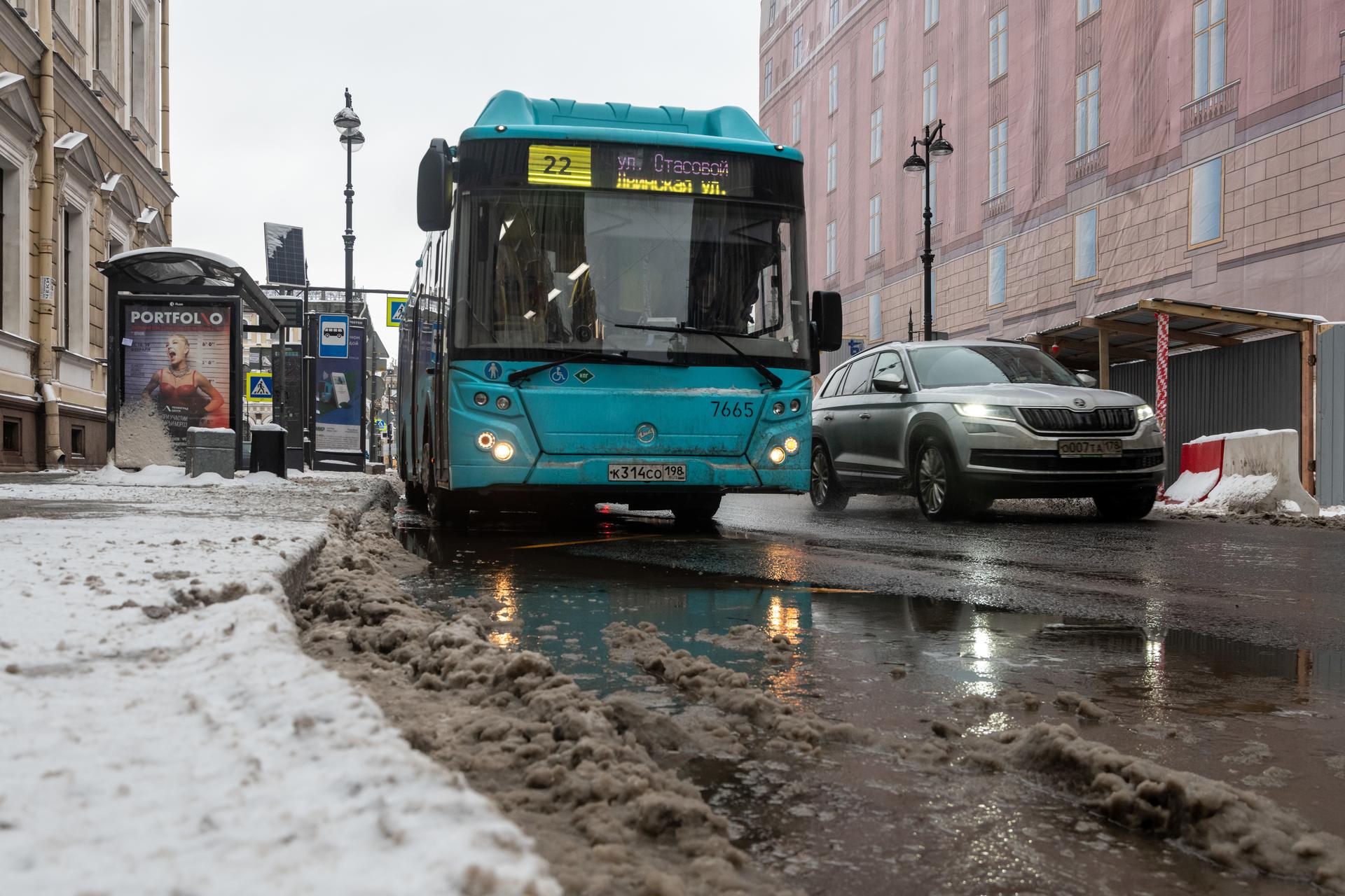 Часть автобусов № 196 пустили по Софийской улице из-за ДТП