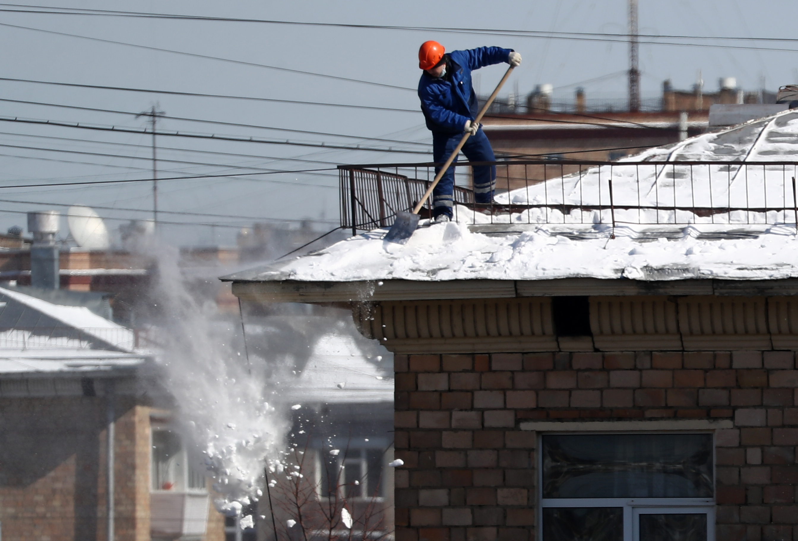 Уборка снега крыш домов. Уборка снега с крыш. Уборка снега с крыш многоквартирных домов. Уборка льда с крыш. Снег на крыше.