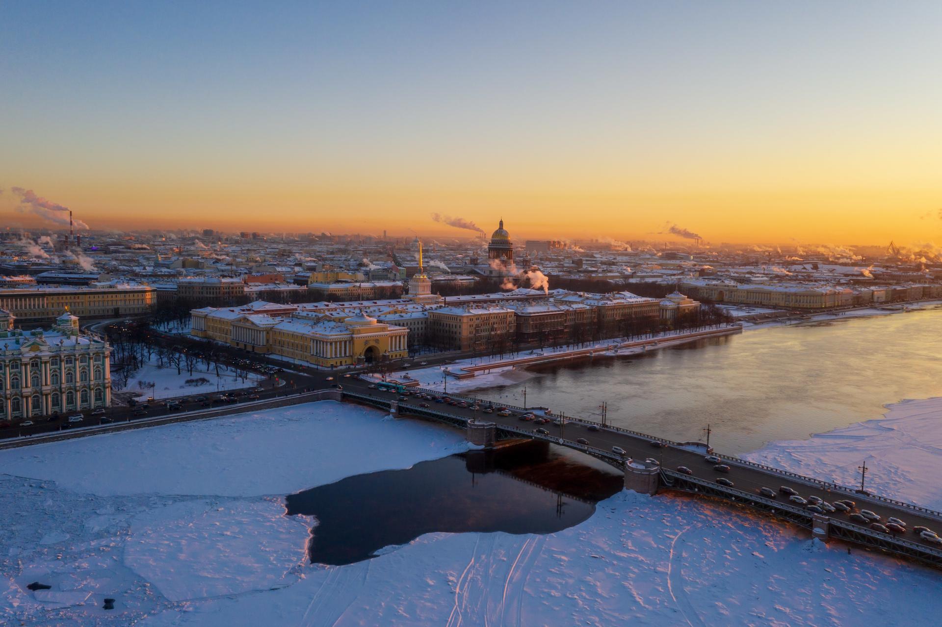 Город санкт петербург температура. Потепление в СПБ. Город ветров Ленинградской. Обстановка в Питере на сегодняшний день. Западный циклон в СПБ.