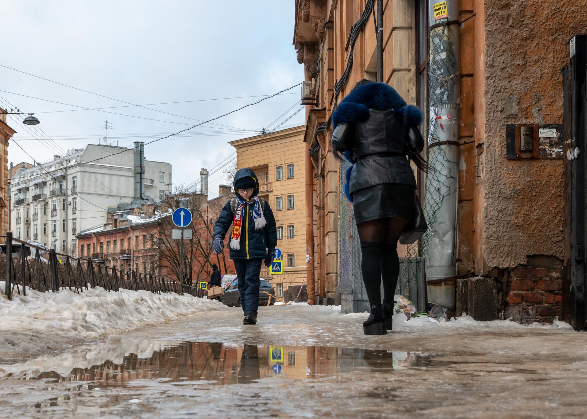 В городе потеплело. Петербург в феврале. Петербург нулевых. Грязь на улицах Питера. Циклон в Санкт-Петербурге сегодня.