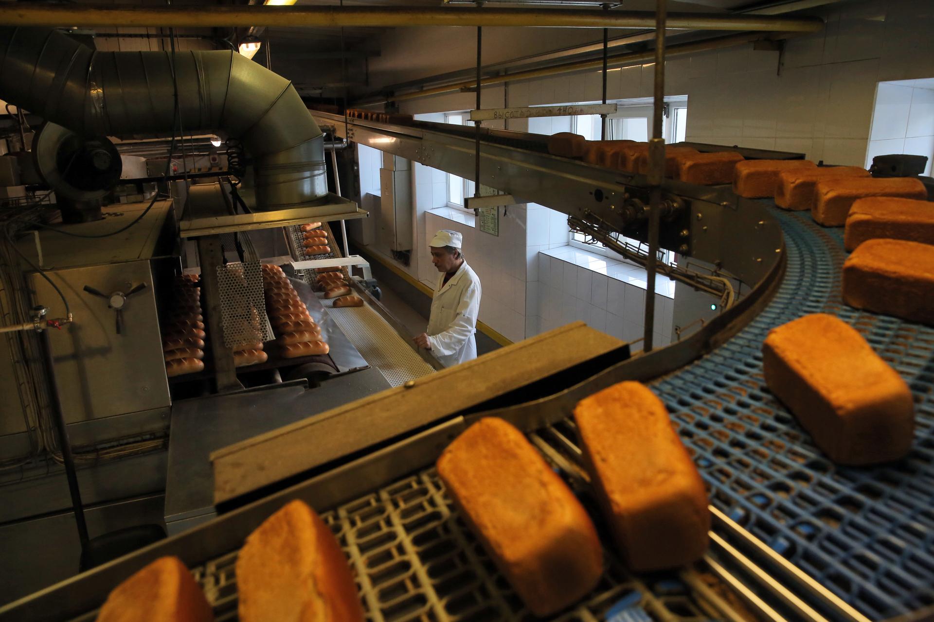 Хлеб цех. Хлебозавод fazer на Васильевском острове. Хлеб на конвейере. Производство хлеба. Завод хлебобулочных изделий.
