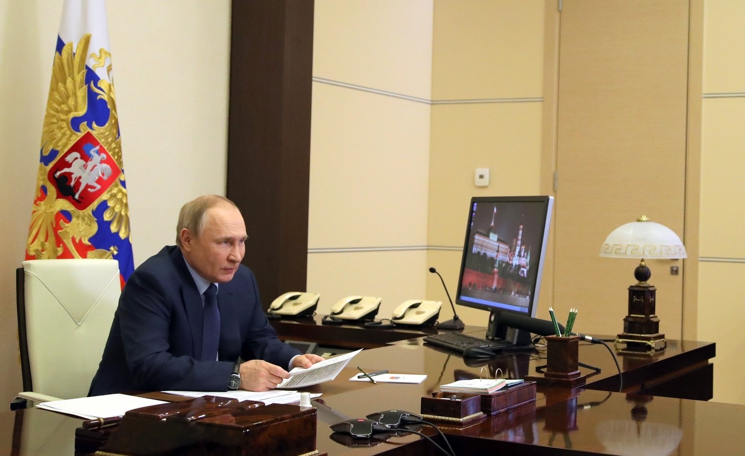 Путин за столом