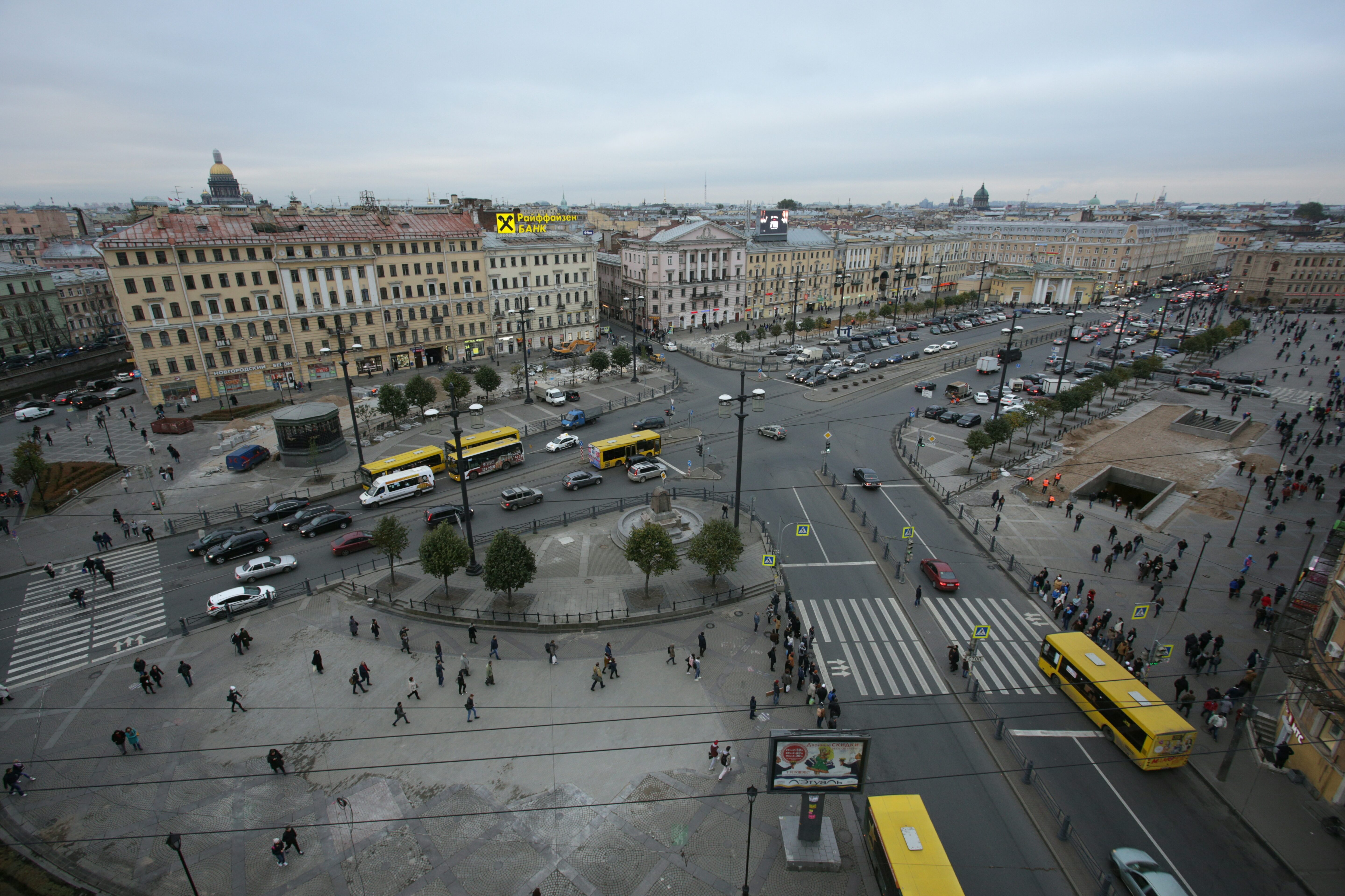 Суд в Петербурге наказал семерых мужчин за голую пробежку по Сенной площади
