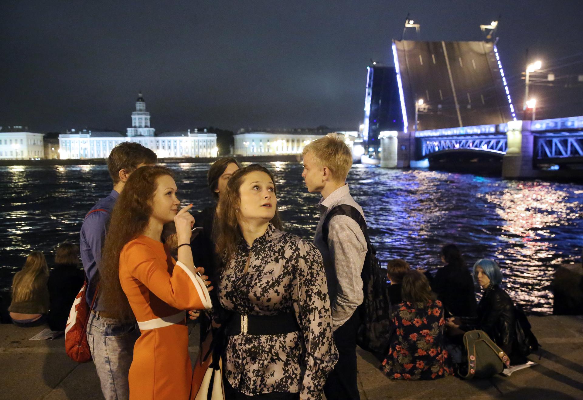 Ночь музеев 2024 санкт петербург. Питер ночью. Мосты Питера ночью. Поющий Дворцовый мост. Разводные мосты Питер 2022.