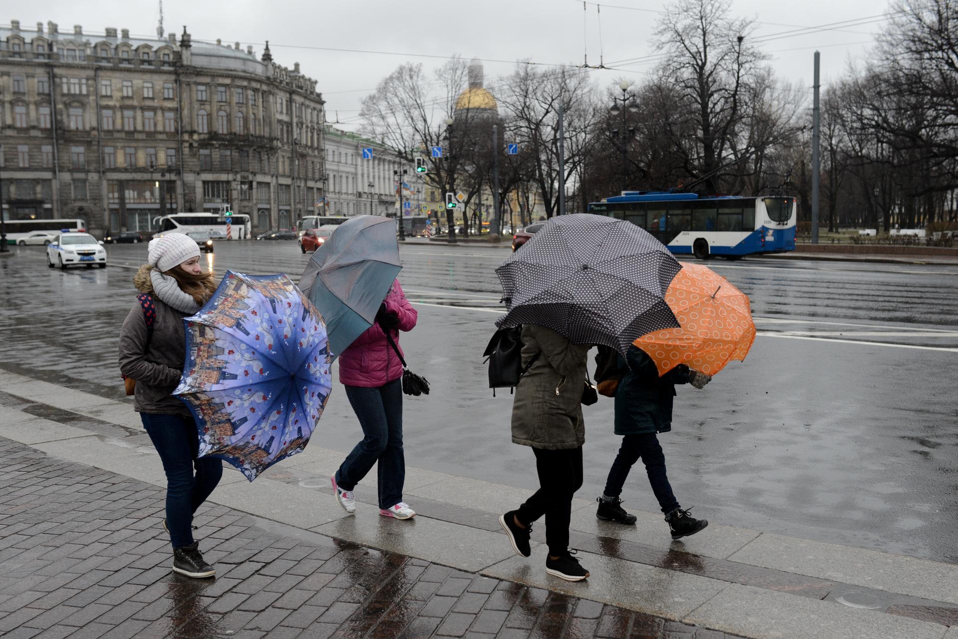 Погода в питере сейчас видео. Дождь в Петербурге. Дождливый день. Дождливая погода фото. Лето в Питере пасмурно и дождик.
