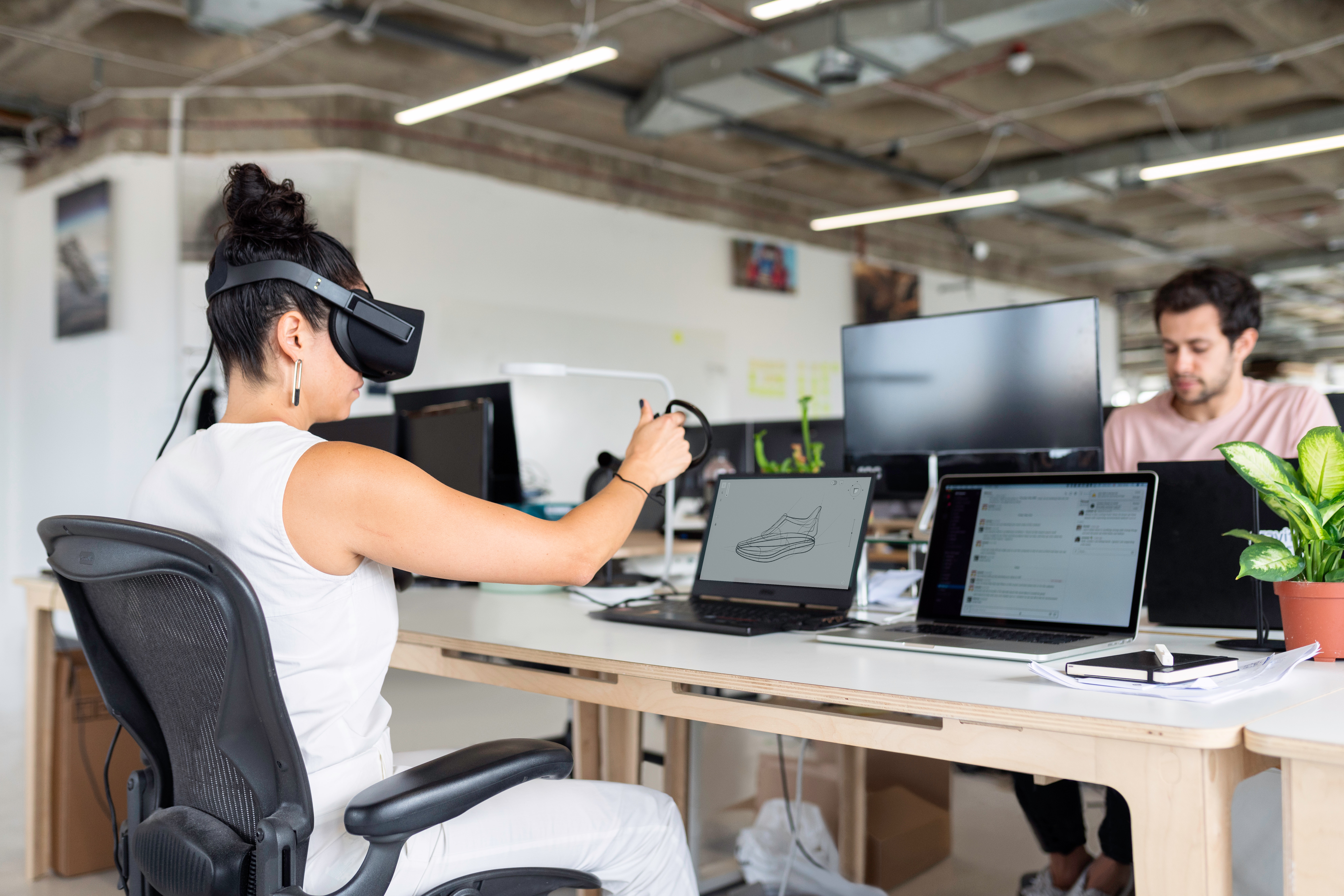 Testing experience. Интернет профессии. Женщина инженер в офисе. Инновации на рабочем месте. Инженер-программист VR.