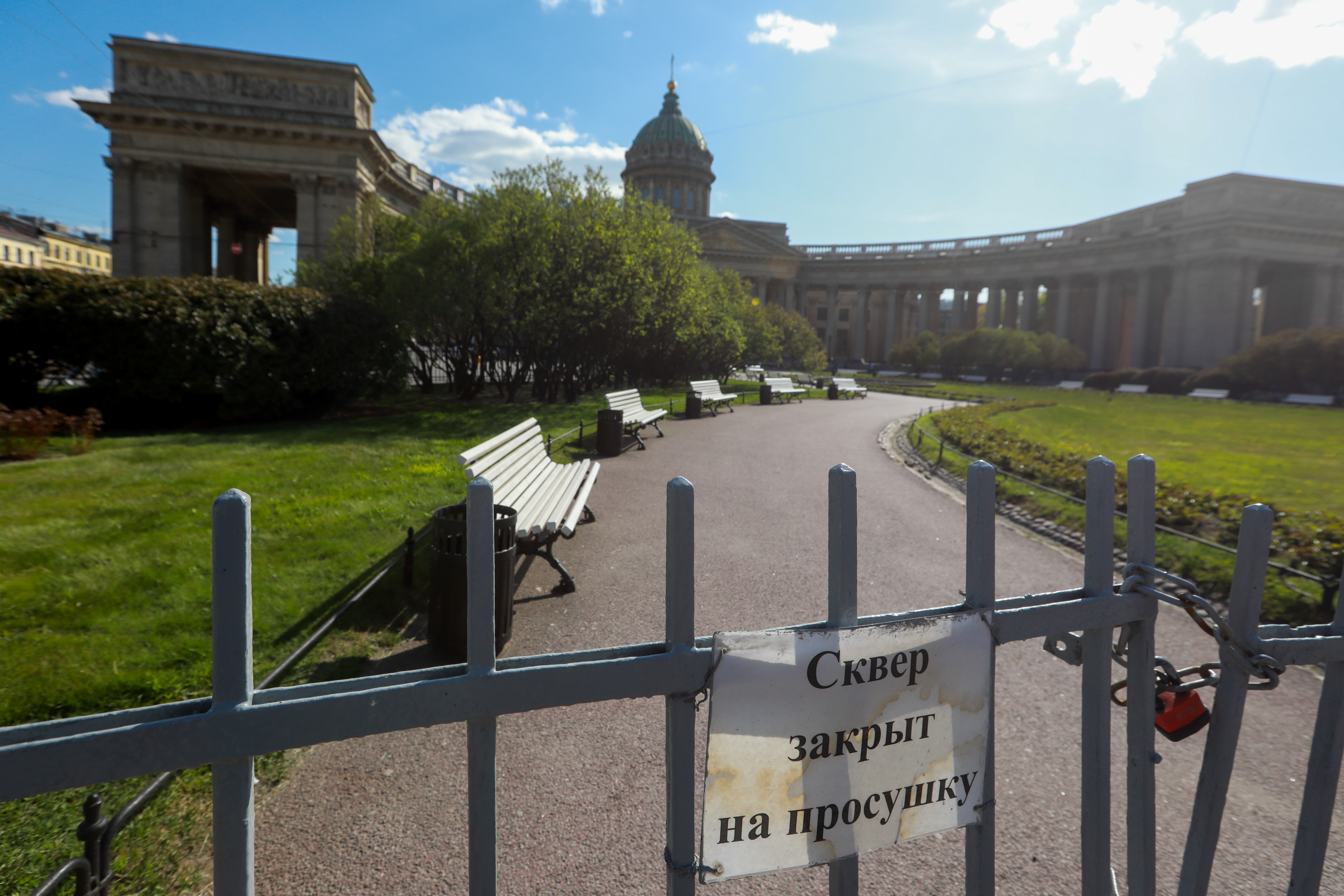 Какие парки закрыты на просушку спб 2024. Казанский сквер в Санкт-Петербурге. Сквер у Казанского собора 2023. Сквер у Казанского собора.