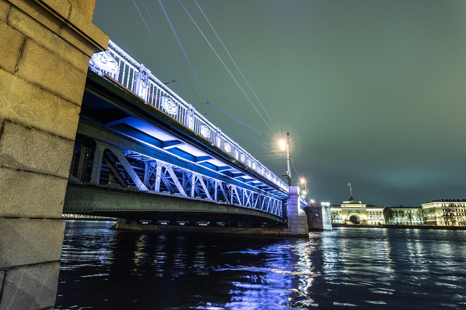 Разводят ли мосты в питере зимой. Дворцовый мост 2021. 3. Дворцовый мост. Музей мостов СПБ подсвеченный мост. Дворцовый мост с подсветкой зеленый.