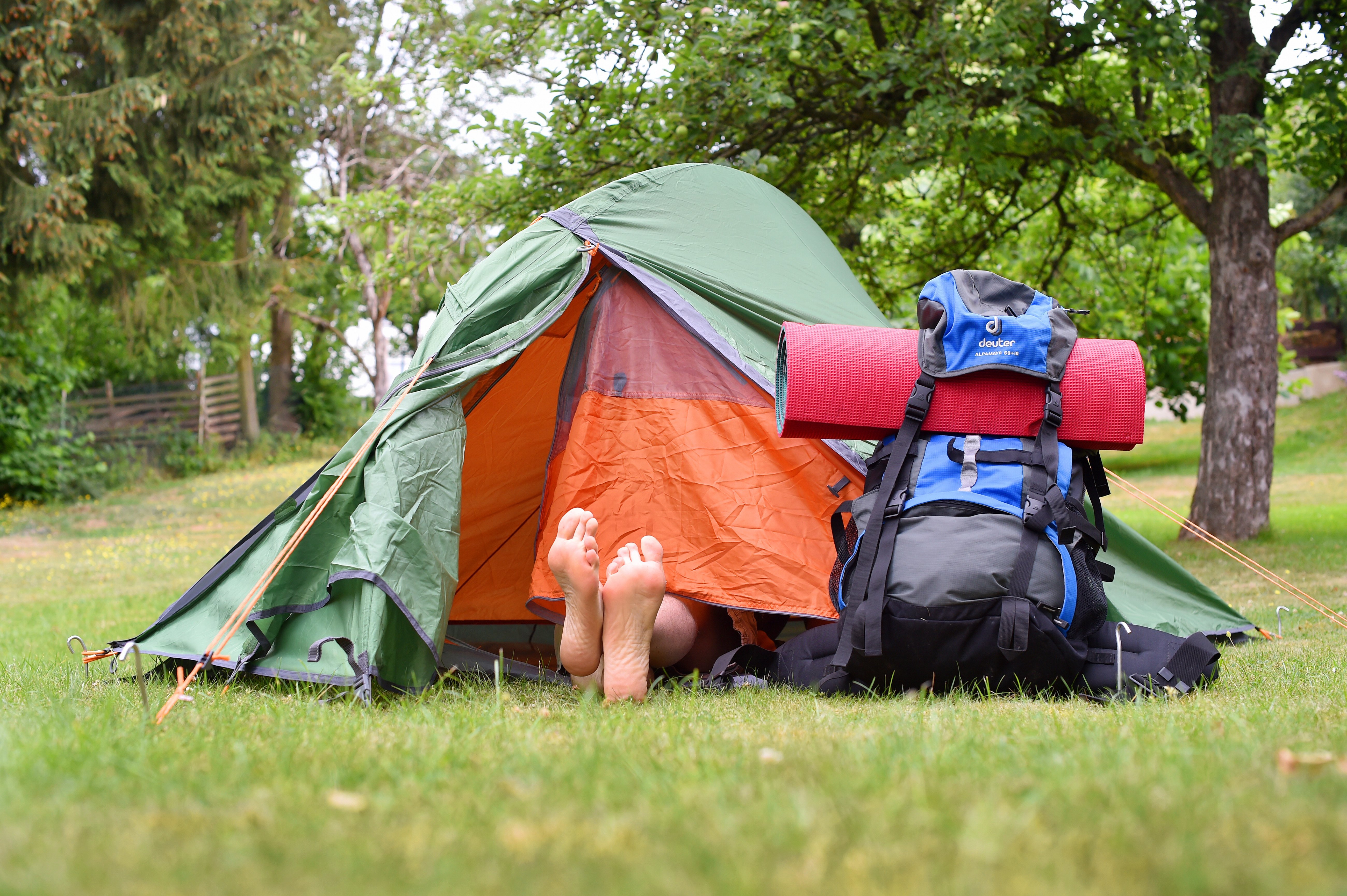 Как выбрать палатку туристическую. Палатка туристическая. Поход с палатками. Туристическая палатка на природе. Палаточный туризм.