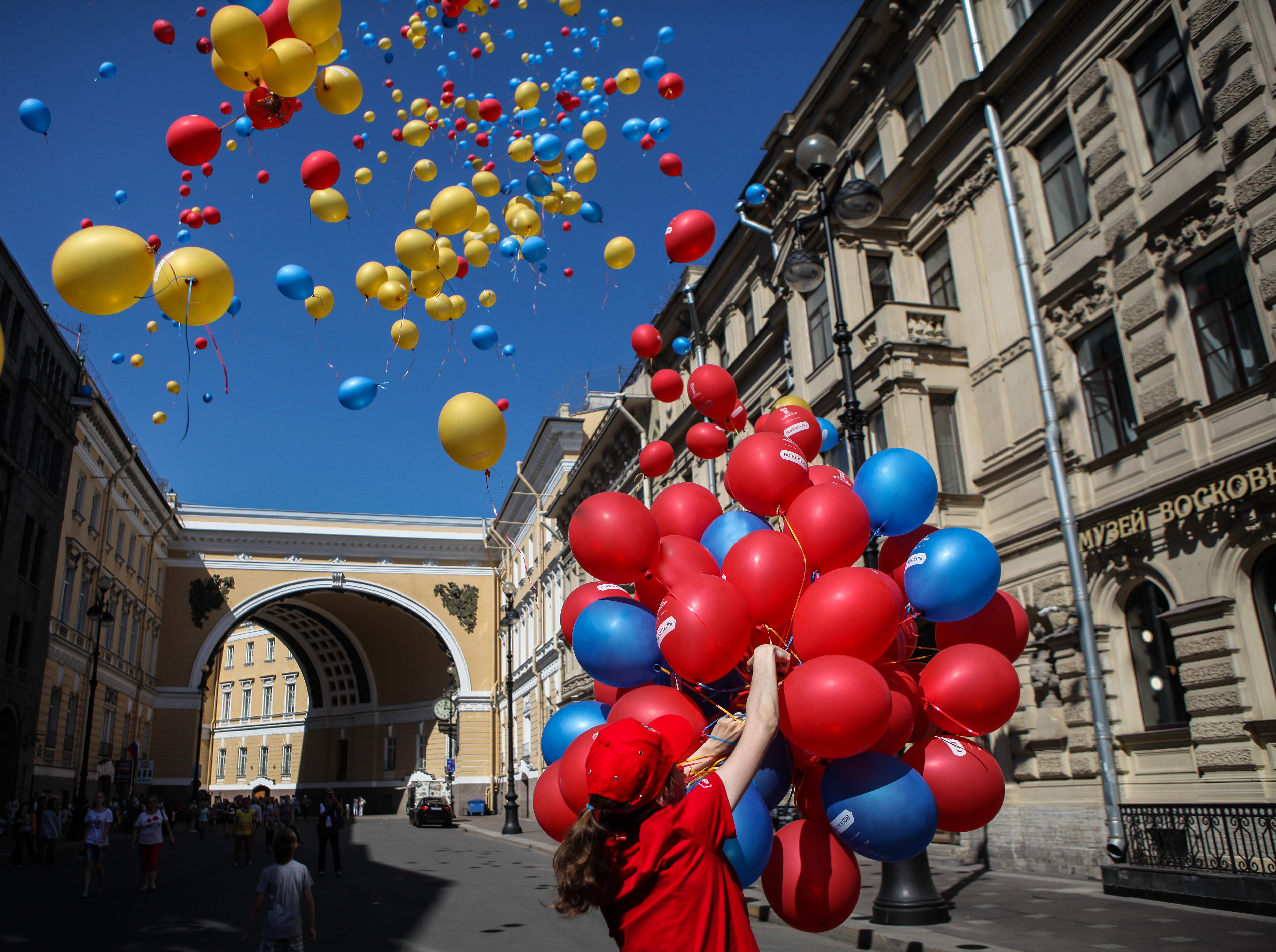 53 шаров. Воздушные шары в небе. Воздушный шар в Питере. Воздушные шары на день города. Питер шарик.