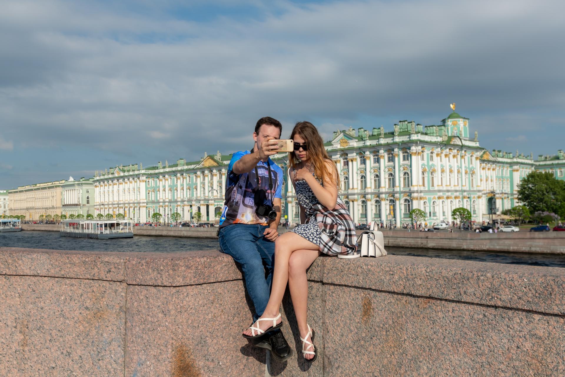 2016 год в петербурге. Туристы в Петербурге. Питер туризм. Туристы в Питере летом. Петербург летом 2022.