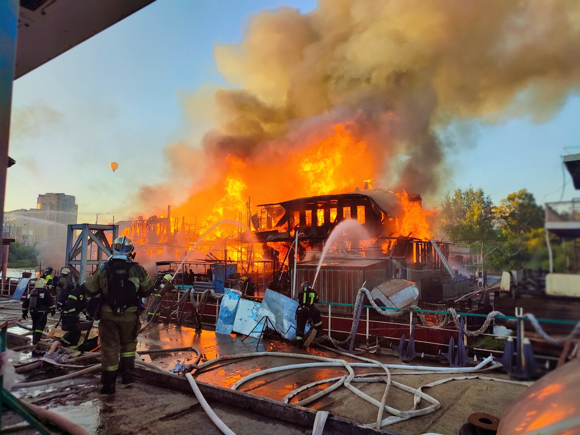 В Вологде из-за поджога сгорели речной вокзал и несколько судов