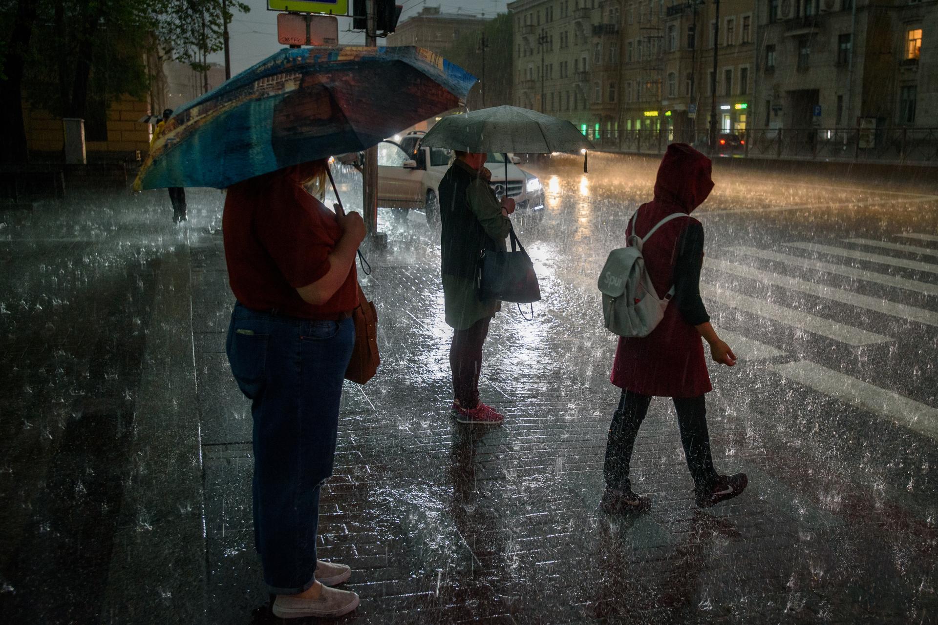 Когда начнется дождь в спб. Ливень на улице. На улице дождик. Климат в городской среде. На улице дождь на лице гроза.