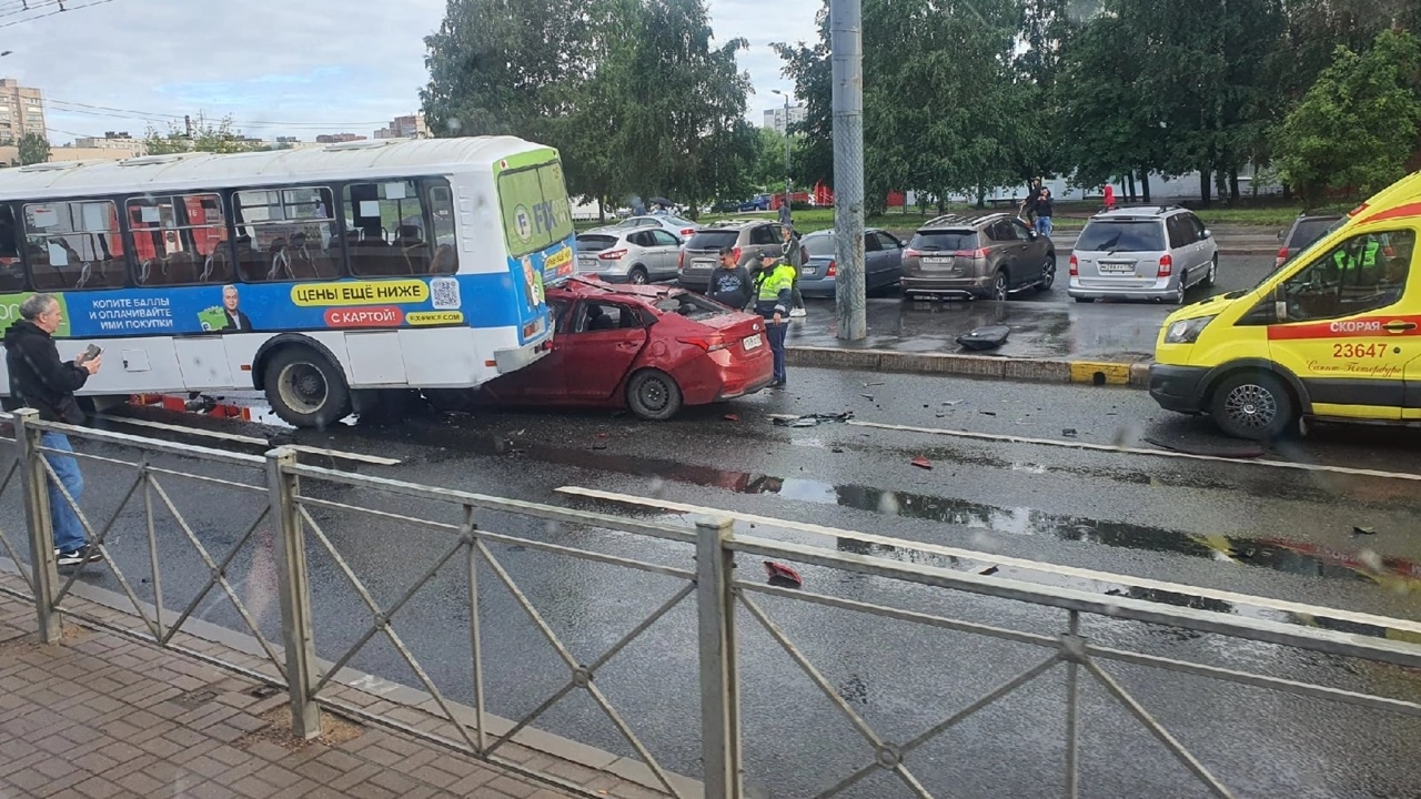 На Просвещения легковой автомобиль заехал под маршрутку