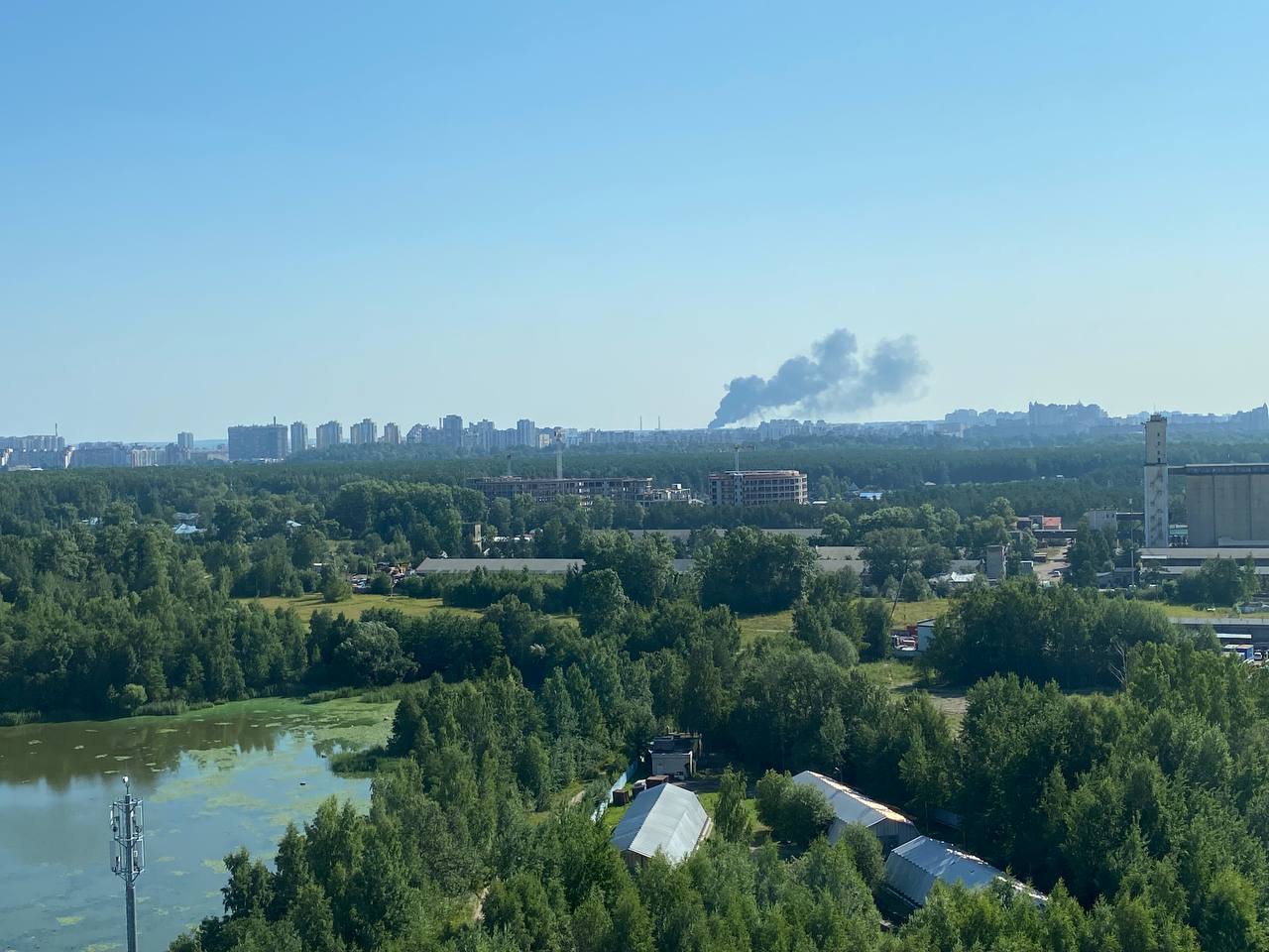 Сильный пожар на крыше недостроенного дома в Буграх тушили по первому номеру