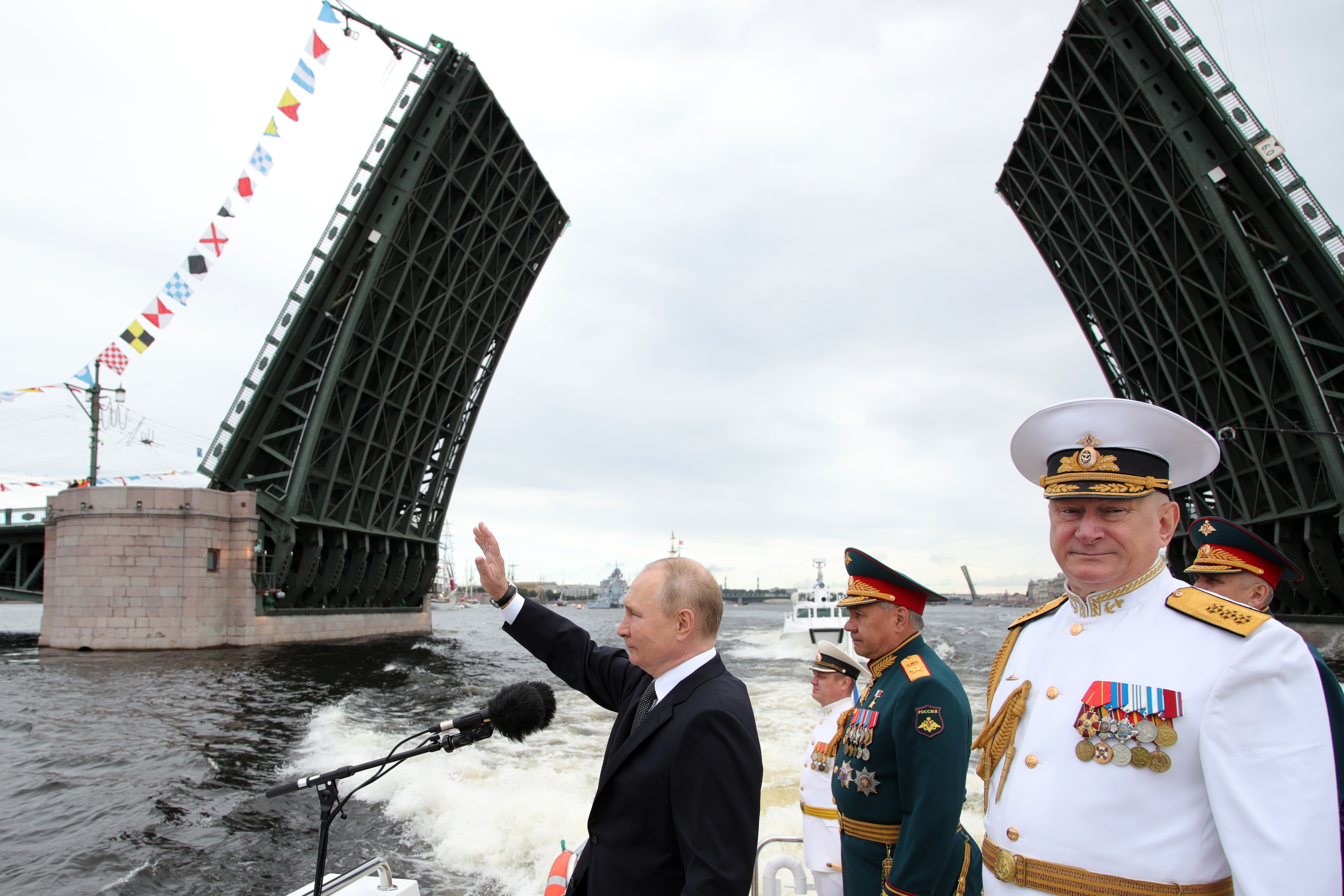 Дочь шойгу открывает форты в кронштадте. Парад ВМФ В Санкт-Петербурге 2022.