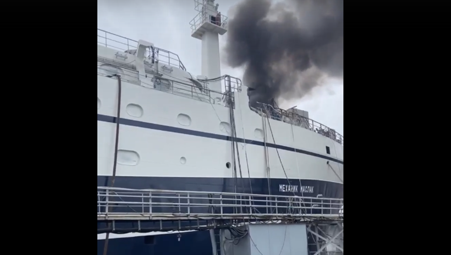Пожар на траулере. Пожар в Санкт-Петербурге сейчас на Адмиралтейских верфях. Пожар на Адмиралтейских верфях. Загорелся траулер. Карелия 2 судно.