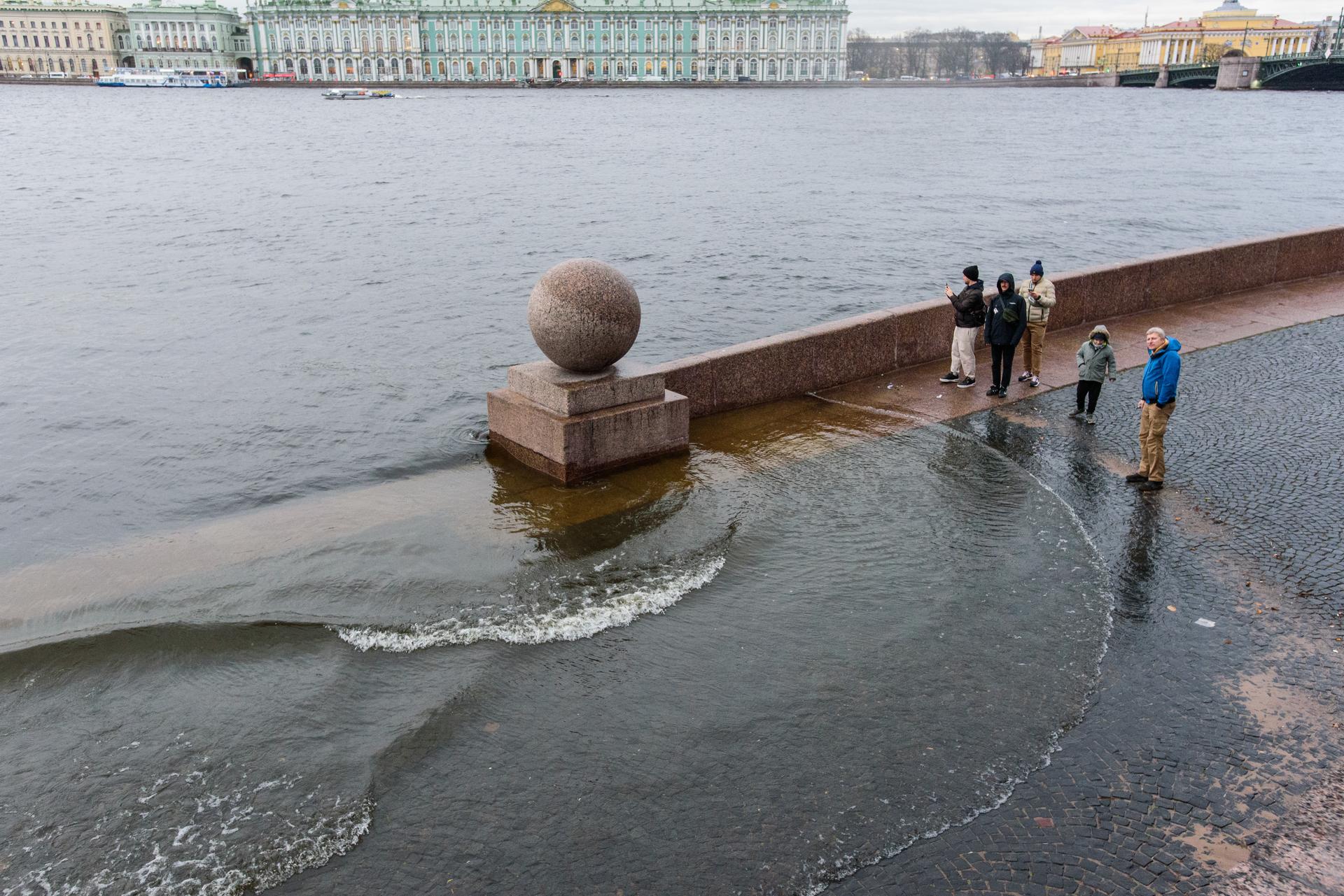 Вода сильно поднялась. Наводнение в Санкт-Петербурге 2022. Наводнение в Питере. Уровень воды в Неве. Наводнение в Петербурге 2022.